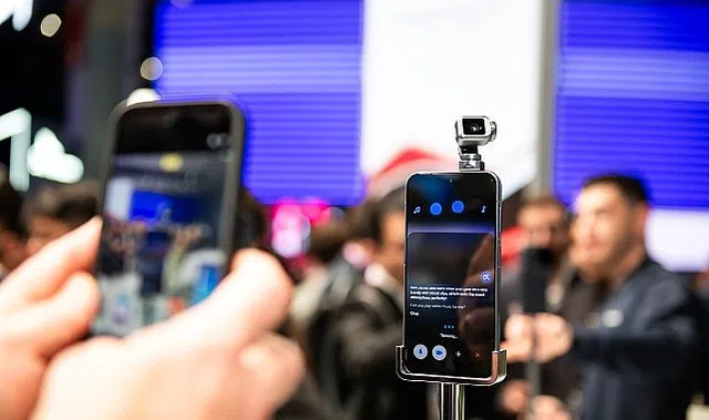 HONOR Robot Phone dünyaya tanıtılıyor