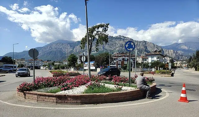 Kemer’de yeşil alanlarda bakım çalışmaları