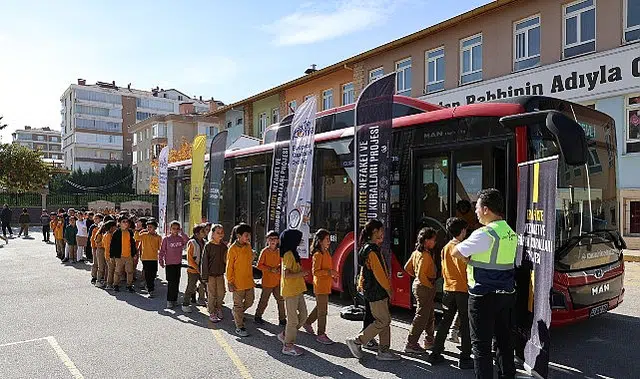Başkan Altay: “Nezaket Otobüsü ile Öğrencilere Trafikte Saygıyı, Hoşgörüyü ve Nezaketin Önemini Anlatıyoruz”