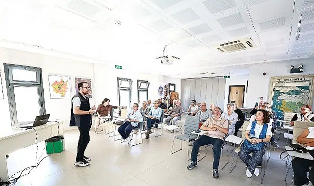 Efes Selçuk’ta Zeytin Üreticilerine Budama Eğitimi