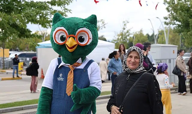 Kitapla denge oyunu fuara renk kattı